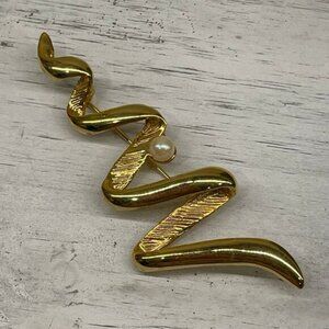 Vintage 1980s Gold Tone Zigzag Wave Brooch with Faux Pearl Accent